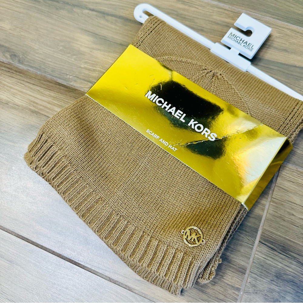 NWT! Michael Kors 2 Piece Gift Set Tan Winter Scarf & Hat